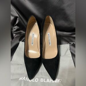NWT Manolo Blahnik black suede block heel pumps. Size 6.5